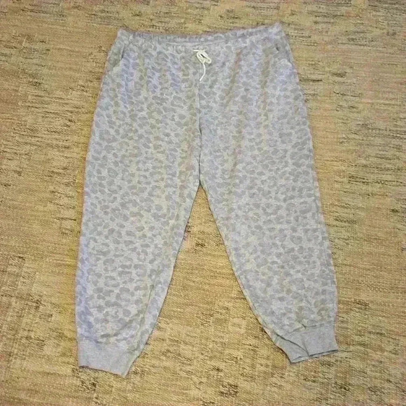 Cheetah Printed Sweatpants - Picture 1 of 4